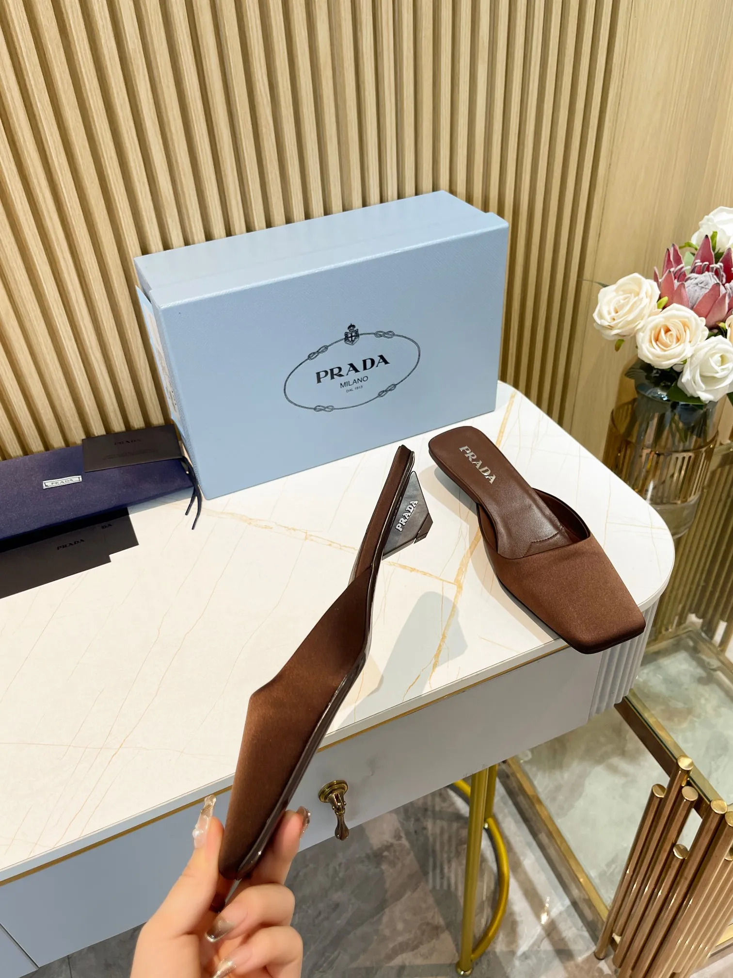 👟👟Ex-factory price 540👟👟 🐳Prada〰️2024 new style🆕Triangle logo🔺Top version of triangular heel square toe Mule slippers ✔️Material and craftsmanship: ✔️Upper: imported silk satin ✔️Inner lining: original sheepskin lining ✔️🇮🇹Imported leather outsole ✔️Size: 35-39 (custom size 40 is non-returnable)